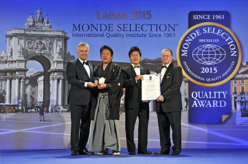 Receiving the Monde Selection medal from the Chairman and the certificate from the Vice Chairman.Taking our official commemorative photograph in front of the world.